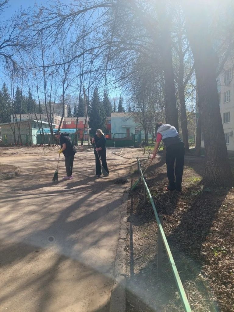 Сотрудники «Молочной кухни» приняли участие в городском субботнике